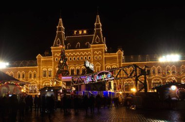 Moskova, Rusya - 10 Ocak 2018: Kızıl Meydan'a ve sakız bina görünümünü geceleri ışıklı