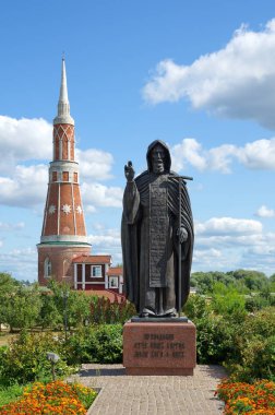 Kolomna, Moscow region, Rusya Federasyonu - 17 Ağustos 2018: İsa'nın doğuşu eski Golutvin erkek manastır. Radonezhsky St Sergius anıt 