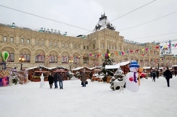 Moskova, Rusya - 8 Şubat 2018: yeni yıl Fuarı kırmızı kare üzerinde bina sakız yakınındaki