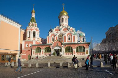 Moskova, Rusya - 9 Ocak 2018: Kilise Tanrı'nın annesi kırmızı kare üzerinde Kazan simgesini adına