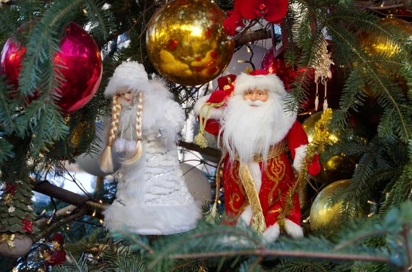 Рождественские Игрушки Санта Клаус Снегурочка Елке — стоковое фото