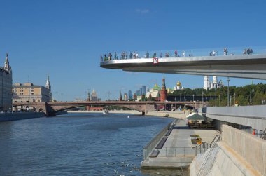 Moskova, Rusya - 24 Ağustos 2018: Yaz görünümü yükselen Köprüsü Zaryadye Peyzaj Park ve büyük Moskvoretsky Köprüsü'nün