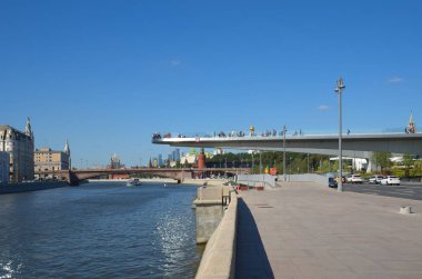 Moskova, Rusya - 24 Ağustos 2018: Yaz görünümü Moskvoretskaya dolgu ve Peyzaj Park 