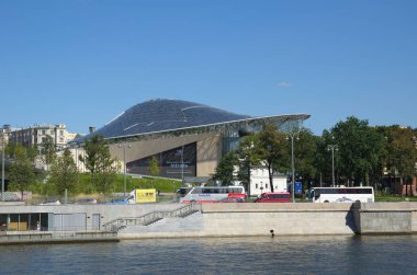 Moskova, Rusya - 24 Ağustos 2018: Moskova Filarmoni Konser Salonu Zaryadye doğal peyzaj Park 