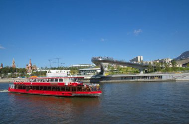 Moskova, Rusya - 24 Ağustos 2018: Yaz görünümü Moskvoretskaya dolgu ve doğal peyzaj Park 