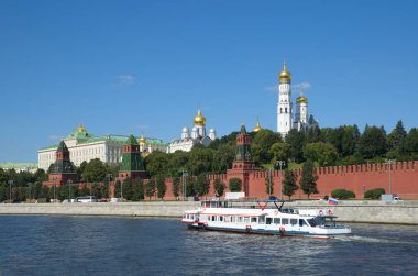 Yaz görünümü Moskova Kremlin ve Moskova Nehri zevk gemide yüzer. Moscow, Rusya Federasyonu