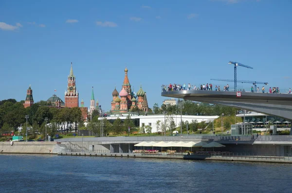 莫斯科 俄罗斯 2018年8月24日 在克里姆林宫和圣罗勒大教堂在 Zaryadye 自然景观公园的背景下高耸的桥梁 — 图库照片