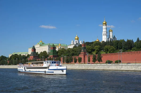 Navio Prazer Flutua Passado Marco Principal Moscou Kremlin Moscou Rússia — Fotografia de Stock