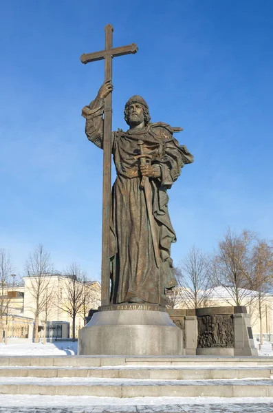 Moskova, Rusya - 25 Ocak 2018: Anıt Saint Prens Vladimir Borovitskaya kare