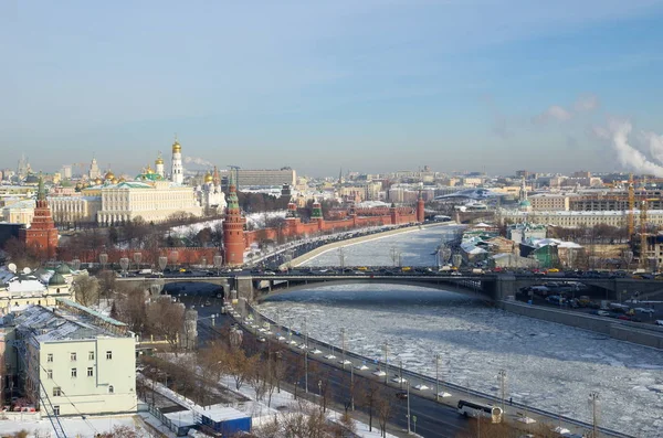 大きな サンクトペテルブルクのボリショイ橋 モスクワ クレムリンとモスクワ川 ロシアの冬景色 — ストック写真