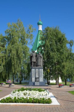 Nizhny Novgorod, Rusya - 19 Ağustos 2018: Anıt Prens Georgy Vsevolodovich ve kutsal Başpiskopos Simon Suzdal - Nijniy Novgorod Kremlin toprakları üzerinde kurucuları
