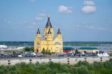 Ok - Oka ve Volga nehirleri ve Alexander Nevsky Cathedral izdiham yaz manzarası. Nizhny Novgorod, Rusya Federasyonu