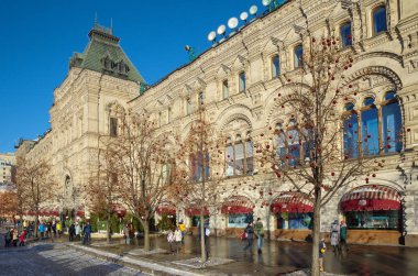 Moskova, Rusya - 9 Ocak 2018:. Kızıl Meydan Noel dekorasyonu sakız building yakınındaki