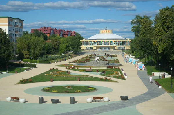 Ryazan, Rusya - 17 Ağustos 2018: Kamu bahçe sirk bina ile