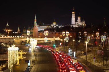Gece görünümü ile yeni yıl aydınlatma, Moskova, Rusya Moskova Kremlin ve Moskvoretskaya set of