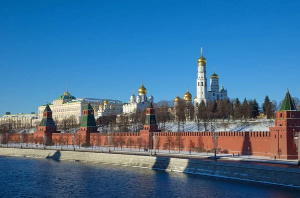 晴れた冬の日 ロシアのモスクワ クレムリンとロシア政府の堤防 — ストック写真