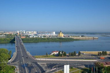 Ok - Oka ve Volga nehirleri ve Oka Nehri üzerinde Kanavinsky köprü izdiham yaz manzarası. Nizhny Novgorod, Rusya Federasyonu