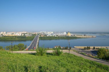 Ok - nehirler Oka ve Volga ve Kanavinsky Köprüsü Oka Nehri izdiham yaz manzarası. Nizhniy Novgorod, Rusya Federasyonu