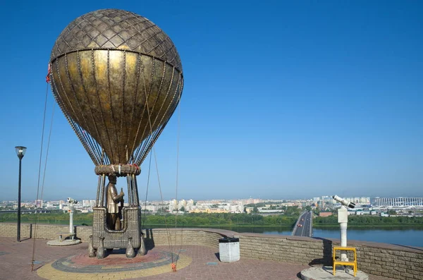 Nijniy Novgorod, Rusya - 19 Ağustos 2018: Fransız bilim kurgu yazarı Jules Verne gözlem güverte anıt