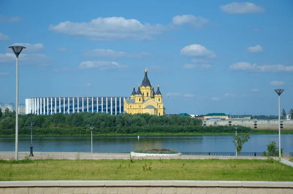 Utsikten Från Nizhnevolzhskaya Vallen Pilen Och Alexander Nevsky Cathedral Nizjnij — Stockfoto