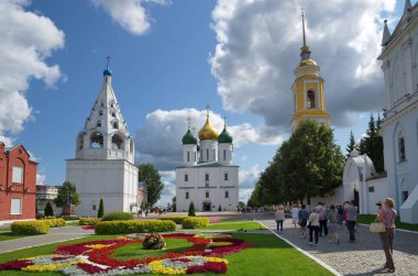 Kolomna, Rusya - 17 Ağustos 2018: The Cathedral Kolomna Kremlin meydanda. Turistler Kremlin