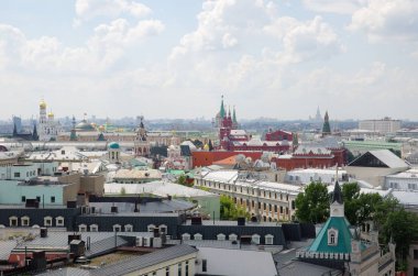 Moskova şehir ve Kremlin merkezi çocuk deposunun gözlem güverteden yaz görünümünü Lubyanka, Rusya