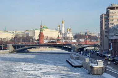 Kış görünümü Moskova Kremlin ve Bersenevskaya set of. Moscow, Rusya Federasyonu