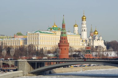Kış Moskova Kremlin ve büyük taş Köprüsü manzarasına. Moscow, Rusya Federasyonu