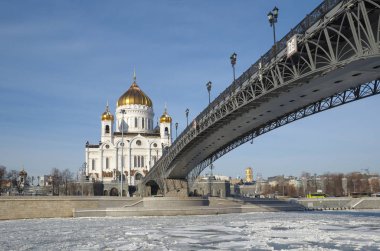 İsa'nın Katedrali kurtarıcı ve Patriarchal güneşli kış gününde köprü. Moscow, Rusya Federasyonu