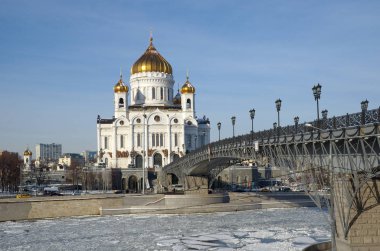 Kış görünümü İsa Katedrali kurtarıcı ve Patriarchal güneşli bir günde köprü. Moscow, Rusya Federasyonu