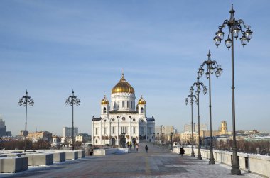 İsa Katedrali kurtarıcı ve Patriarchal güneşli kış gününde köprü görünümünü. Moscow, Rusya Federasyonu
