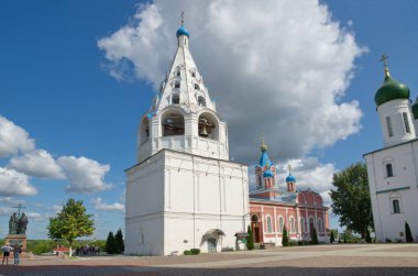 Kolomna, Moscow region, Rusya Federasyonu - 17 Ağustos 2018: Tanrı Tihvin anne ve çan kulesi Kolomna Kremlin'in katedral meydanında varsayım katedral kilise 