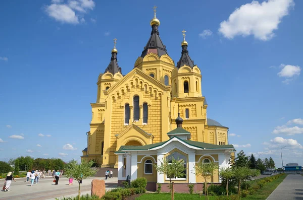 亚历山大涅夫斯基大教堂在一个阳光明媚的夏日 下诺夫哥罗德 俄罗斯 建于1868 1881年 — 图库照片