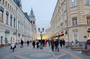 Moskova, Rusya - 28 Aralık 2017: Noel aydınlatma Moskova merkezinde Nikolskaya Caddesi üzerinde