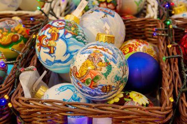 Moskova, Rusya - 28 Aralık 2017: yeni yıl Noel oyuncaklar sakız satışı