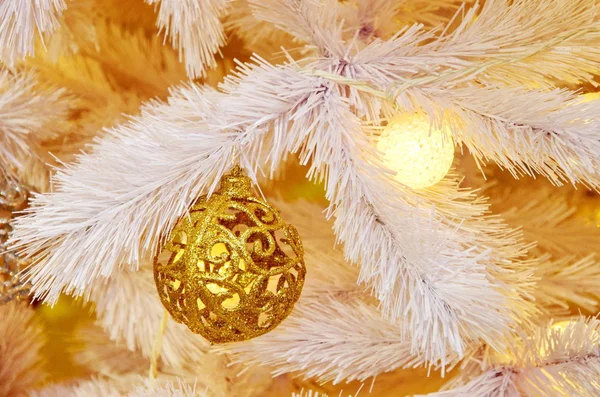Árbol Navidad Blanco Decorado Con Bolas Oro —  Fotos de Stock