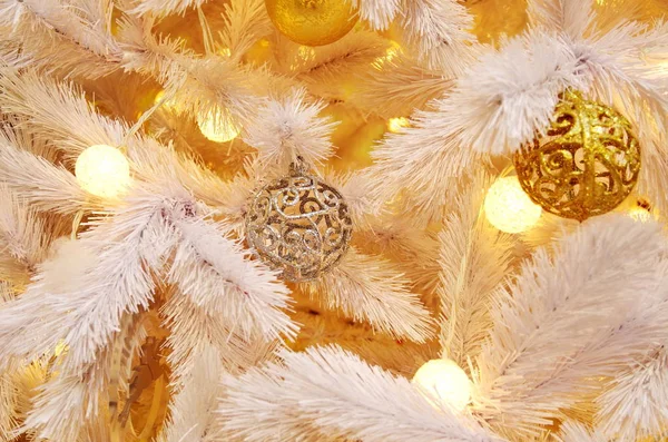 Neujahr Hintergrund Weißer Weihnachtsbaum Mit Kugeln Dekoriert — Stockfoto
