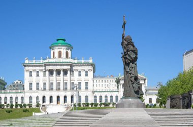 Moskova, Rusya - 15 Haziran 2018: Anıt Kutsal Prens Vladimir Borovitskaya squar üzerinde. Pashkov ev - Rusya Devlet Kütüphanesi