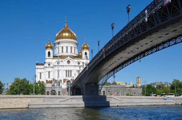 Vista Verão Catedral Cristo Salvador Ponte Patriarcal Moscou Rússia — Fotografia de Stock