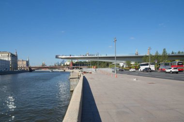 Moskova, Rusya - 24 Ağustos 2018: Yaz görünümünü Moskvoretskaya dolgu ve doğal peyzaj Park 