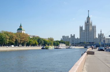 Moskova, Rusya - 24 Ağustos 2018: Yaz görünümü Kotelnicheskaya dolgu üzerinde bina yüksek katlı ve Raushskaya ve Moskvoretskaya bentleri