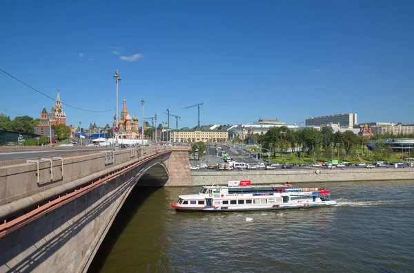 Moscú Rusia Agosto 2018 Vista Verano Del Terraplén Moskvoretskaya Puente — Foto de Stock