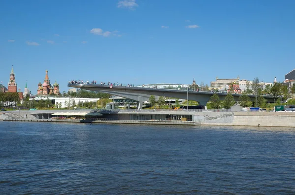 モスクワ ロシア連邦 2018 Moskvoretskaya ビュー堤防と日当たりの良い夏の日に自然景観の公園 Zaryadye 浮体橋 — ストック写真