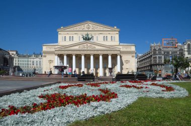 Moskova, Rusya - 24 Ağustos 2018: Devlet Akademik Bolşoy Tiyatrosu gün güneşli yaz