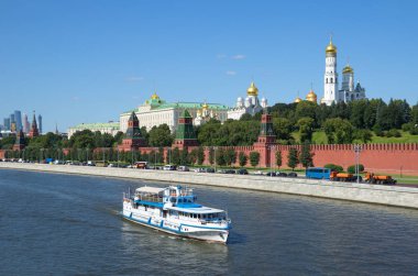 Yaz görünümü Moskova Kremlin ve Kremlin dolgu, Rusya. Kremlin duvarları zevk tekne yüzen