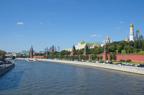 モスクワのクレムリンと日当たりの良い夏の日にクレムリン堤防の美しい景色は モスクワ ロシア — ストック写真