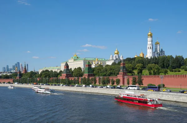 Pohled Kreml Moskva Kreml Násep Projíždějící Výletní Lodě Slunečného Letního — Stock fotografie