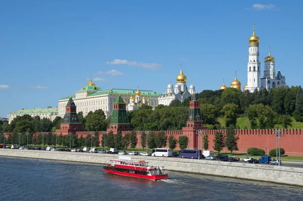 Summer View Moscow Kremlin Kremlin Embankment Pleasure Boat Russia — Stock Photo, Image