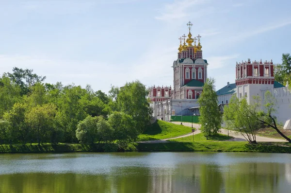Moskova, Rusya Novodevichy Manastırı. Kurtarıcı başkalaşım Gate Kilisesi