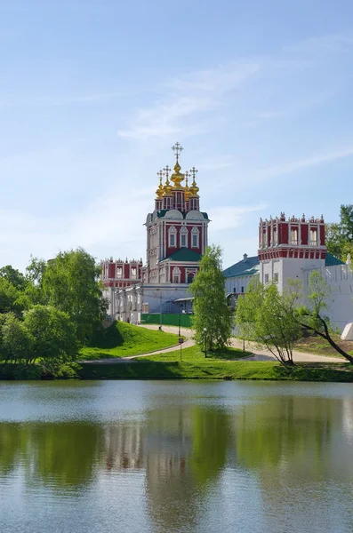 Wiosenny Widok Klasztor Nowodziewiczy Moskwie Cerkiew Przemienienia Pańskiego Zbawiciela — Zdjęcie stockowe